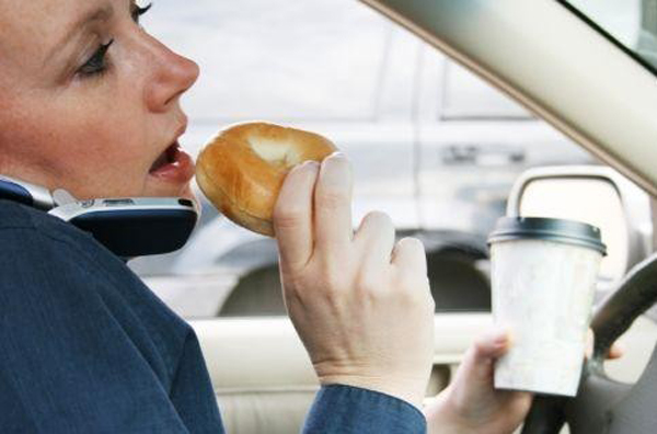 Rozmowy telefoniczne podczas jazdy karane w całym Illinois